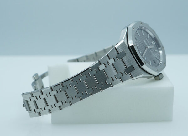NEW Audemars PIGUET ROYAL OAK STEEL 15550ST GREY DIAL 37MM 2023 FULL SET - Image 6