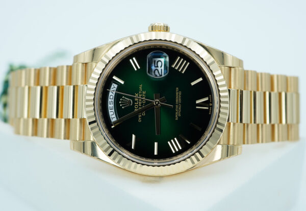 BRAND NEW  Rolex 228238 DAY DATE 40 YELLOW GOLD GREEN OMBRE DIAL 2025 FULL SET - Image 10