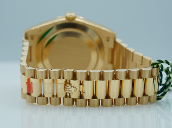 BRAND NEW  Rolex 228238 DAY DATE 40 YELLOW GOLD GREEN OMBRE DIAL 2025 FULL SET - Image 7