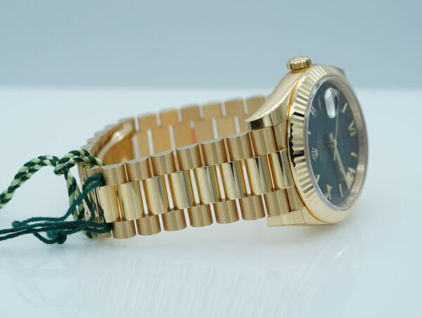 BRAND NEW  Rolex 228238 DAY DATE 40 YELLOW GOLD GREEN OMBRE DIAL 2025 FULL SET - Image 6