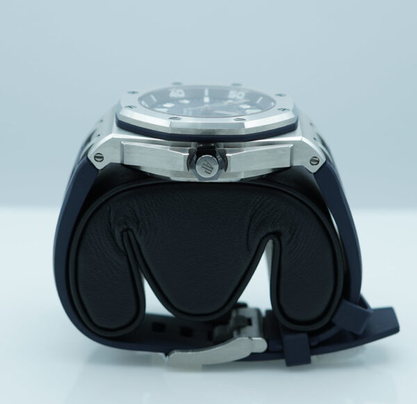Audemars PIGUET ROYAL OAK OFFSHORE DIVER 15720ST BLUE DIAL 2024 WARRANTY FULL SET - Image 3