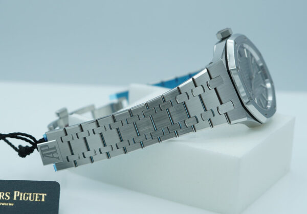 BRAND NEW Audemars PIGUET ROYAL OAK STEEL 15550ST GREY DIAL 37MM 2025 FULL SET - Image 5