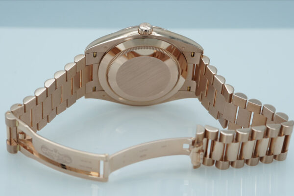 Rolex 228235 DAY DATE 40 18K ROSE GOLD OLIVE GREEN ROMAN DIAL 2023 WARRANTY FULL SET - Image 8