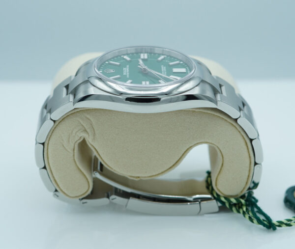 BRAND NEW Rolex 124300 OYSTER PERPETUAL 41 GREEN DIAL 2025 WARRANTY FULL SET - Image 4