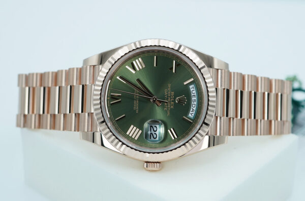 BRAND NEW Rolex 228235 DAY DATE 40 ROSE GOLD OLIVE GREEN ROMAN DIAL 2024 FULL SET - Image 9
