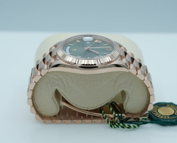 BRAND NEW Rolex 228235 DAY DATE 40 ROSE GOLD OLIVE GREEN ROMAN DIAL 2024 FULL SET - Image 4