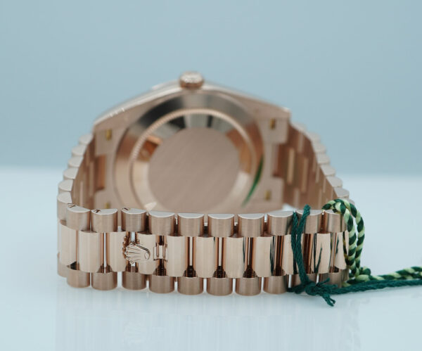 BRAND NEW Rolex 228235 DAY DATE 40 ROSE GOLD OLIVE GREEN ROMAN DIAL 2024 FULL SET - Image 7