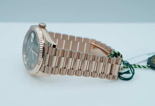 BRAND NEW Rolex 228235 DAY DATE 40 ROSE GOLD OLIVE GREEN ROMAN DIAL 2024 FULL SET - Image 6