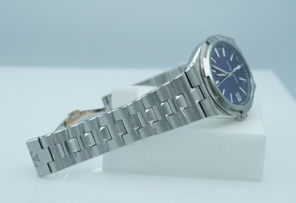 BRAND NEW Vacheron CONSTANTIN OVERSEAS 4520V STAINLESS STEEL BLUE DIAL 2025 NEW MODEL FULL SET - Image 5