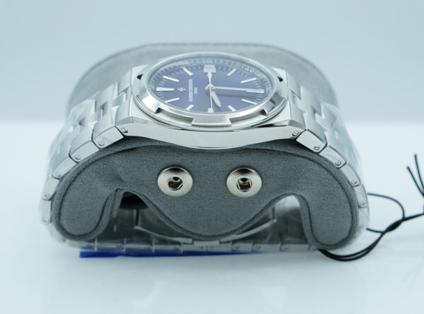 BRAND NEW Vacheron CONSTANTIN OVERSEAS 4520V STAINLESS STEEL BLUE DIAL 2025 NEW MODEL - Image 4