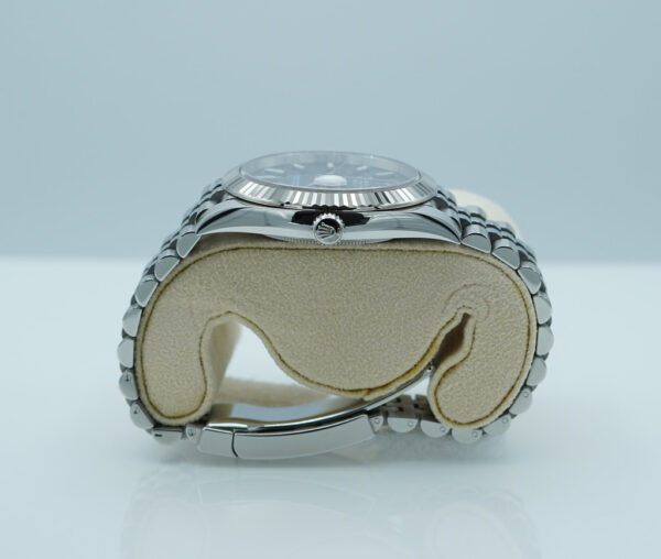 Rolex 126334 DATEJUST 41 FLUTED BEZEL BLUE MOTIF DIAL JUBILEE BAND 2022 FULL SET - Image 3