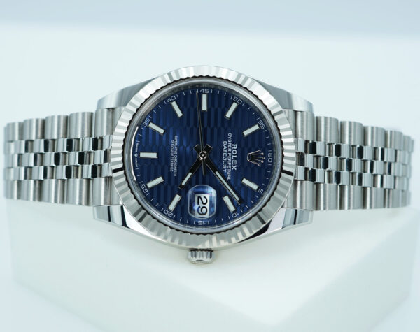 Rolex 126334 DATEJUST 41 FLUTED BEZEL BLUE MOTIF DIAL JUBILEE BAND 2022 FULL SET - Image 9