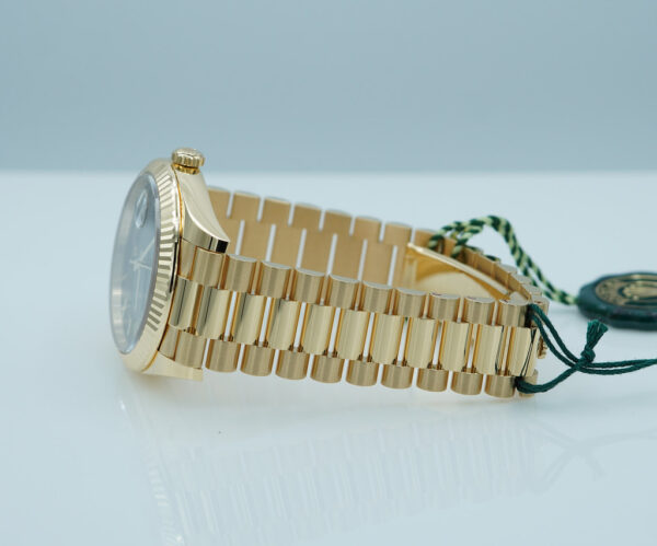 BRAND NEW Rolex 228238 DAY DATE 40 YELLOW GOLD GREEN OMBRE DIAL 2025 FULL SET - Image 6