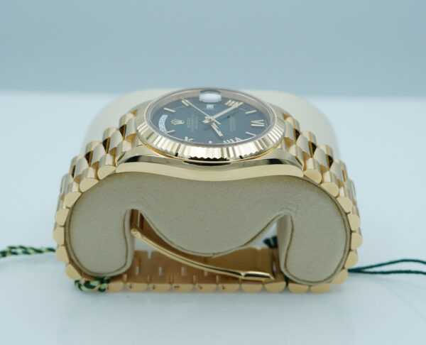 BRAND NEW Rolex 228238 DAY DATE 40 YELLOW GOLD GREEN OMBRE DIAL 2025 FULL SET - Image 4