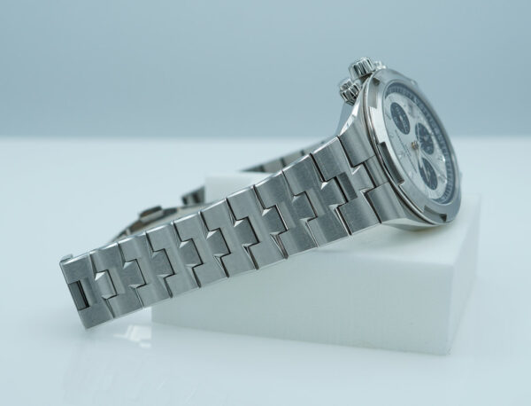 Vacheron CONSTANTIN OVERSEAS CHRONOGRAPH 5520V PANDA DIAL 2024 NEW MODEL - Image 6