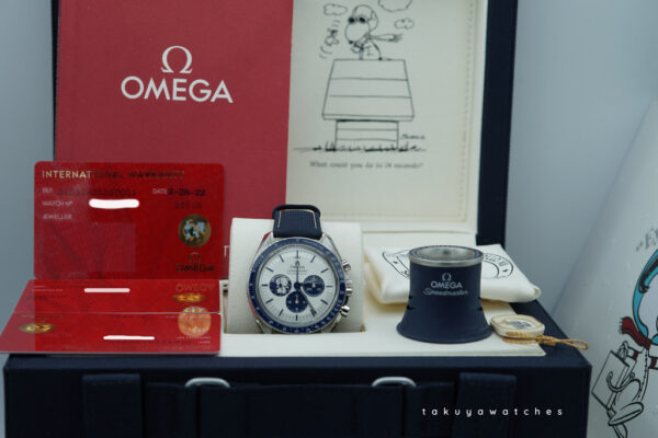 Omega SPEEDMASTER SILVER SNOOPY AWARD 50TH ANNIVERSARY 2022 WARRANTY FULL SET - Image 2