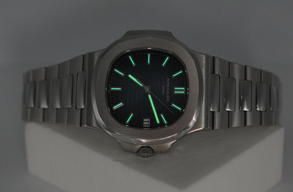 Patek PHILIPPE 5711 NAUTILUS STEEL BLUE DIAL GENEVA SEAL
