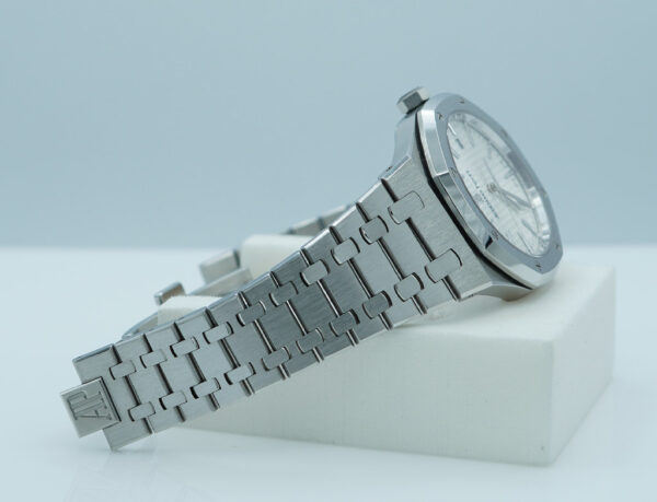 Audemars PIGUET 15400ST ROYAL OAK STAINLESS STEEL WHITE DIAL 41MM
