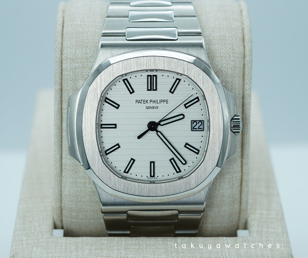 Patek PHILIPPE 5711 NAUTILUS STAINLESS STEEL WHITE PIANO DIAL 2016