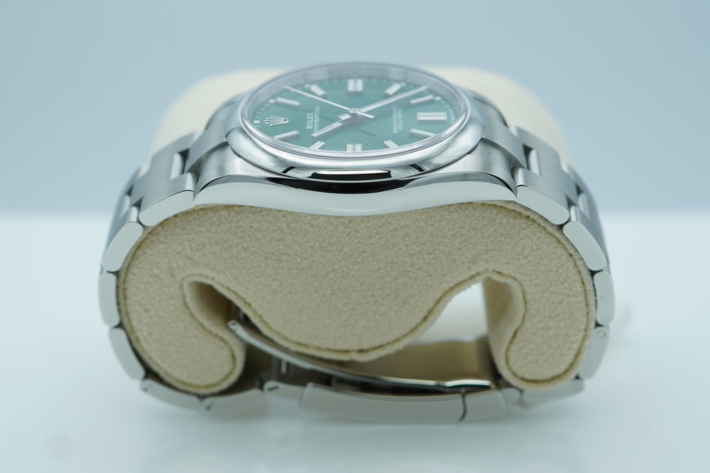 【人気完売品】willfully sheermotiflaceOP olive Rolex 124300 OYSTER PERPETUAL 41 GREEN DIAL 2022 WARRANTY FULL SET
