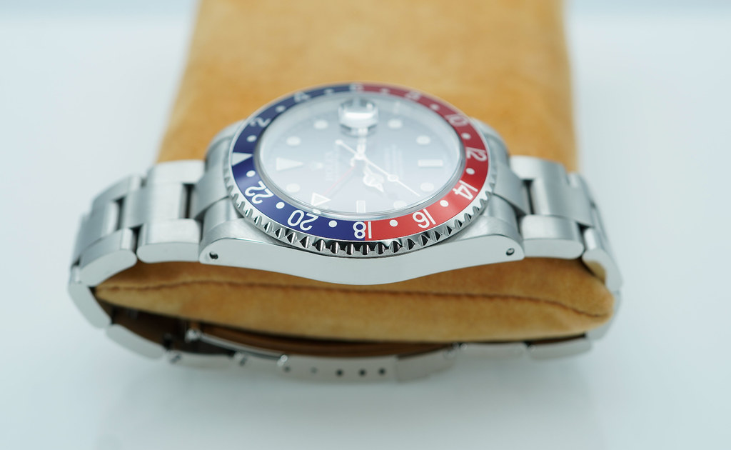 Rolex 16710 GMT MASTER II PEPSI BEZEL HOLES CASE 2000 FULL SET