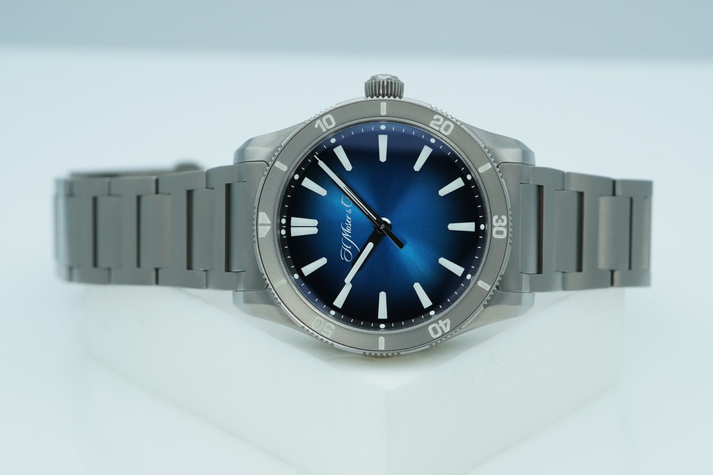 H. Moser & Cie PIONEER CENTRE SECONDS FUNKY BLUE LIMITED EDITION