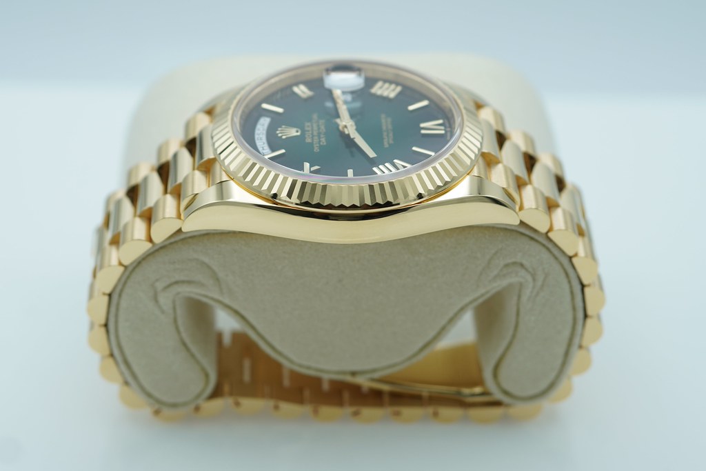 Rolex 228238 DAY DATE 40 YELLOW GOLD GREEN OMBRE DIAL 2026